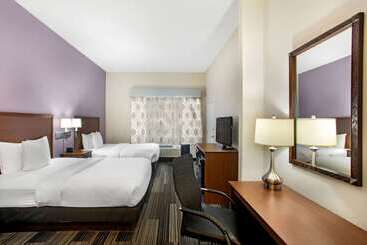هتل La Quinta Inn & Suites By Wyndham Springfield Airport Plaza