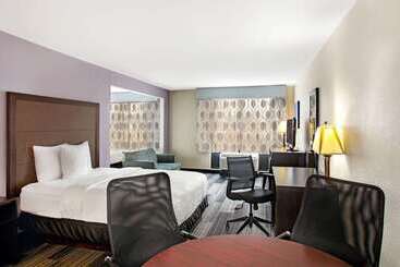 هتل La Quinta Inn & Suites By Wyndham Springfield Airport Plaza