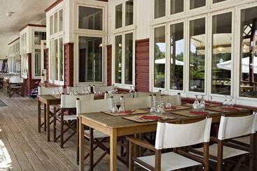 هتل Golf Hôtel De Valescure & Spa Nuxe
