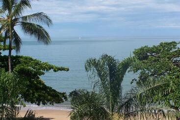هتل Roydon Beachfront Apartments
