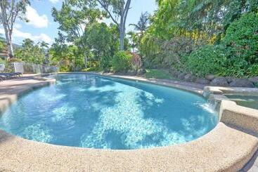 هتل Roydon Beachfront Apartments