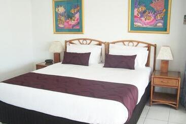 هتل Roydon Beachfront Apartments