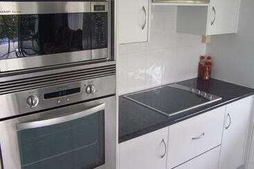 هتل Roydon Beachfront Apartments