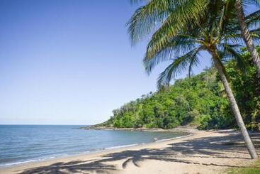 هتل Roydon Beachfront Apartments