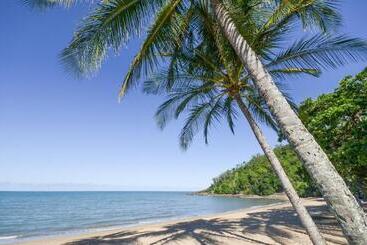 هتل Roydon Beachfront Apartments