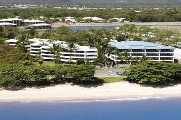 هتل Roydon Beachfront Apartments