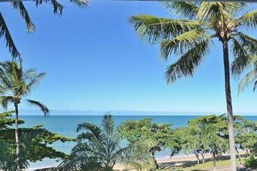 هتل Roydon Beachfront Apartments