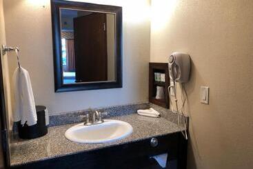 هتل Shilo Inn Portland Rose Garden   Convention Center
