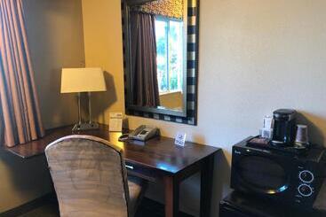 هتل Shilo Inn Portland Rose Garden   Convention Center