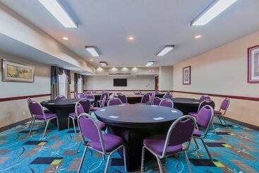 هتل Staybridge Suites   Cedar Rapids North, An Ihg
