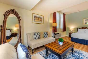 هتل The Carriage House Inn Newport