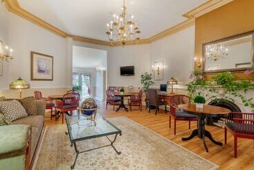 هتل The Carriage House Inn Newport