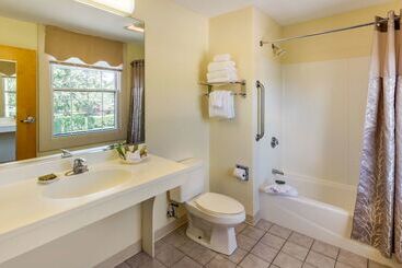 هتل The Carriage House Inn Newport