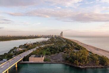 هتل The Ritzcarlton Bal Harbour, Miami