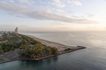 هتل The Ritzcarlton Bal Harbour, Miami