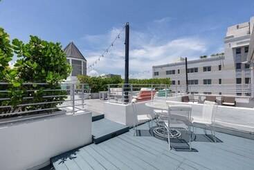 هتل Townhouse Miami