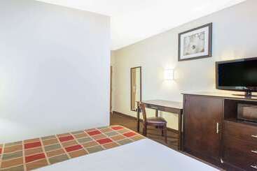هتل Travelodge By Wyndham Romulus Detroit Airport