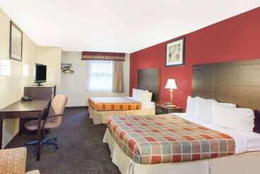 هتل Travelodge By Wyndham Romulus Detroit Airport