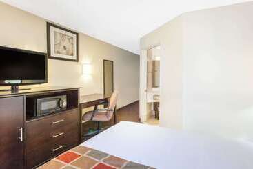 هتل Travelodge By Wyndham Romulus Detroit Airport