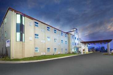 هتل Travelodge By Wyndham Romulus Detroit Airport