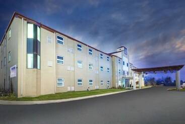 هتل Travelodge By Wyndham Romulus Detroit Airport