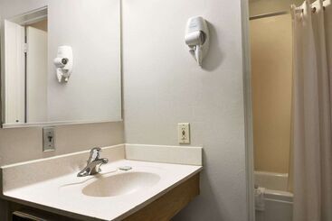 هتل Travelodge By Wyndham Romulus Detroit Airport