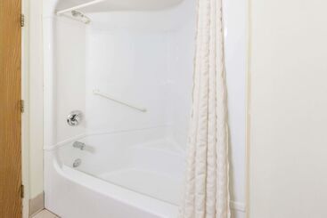 هتل Travelodge By Wyndham Romulus Detroit Airport