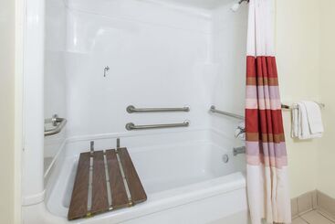هتل Travelodge By Wyndham Romulus Detroit Airport