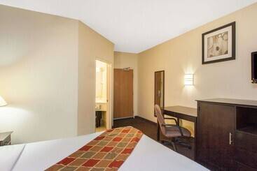 هتل Travelodge By Wyndham Romulus Detroit Airport