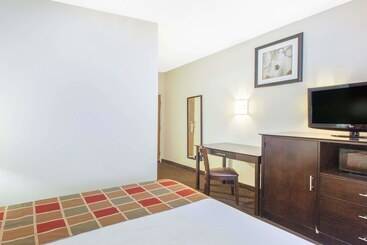 هتل Travelodge By Wyndham Romulus Detroit Airport