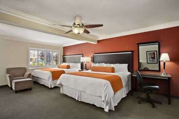 هتل Travelodge By Wyndham Santa Maria