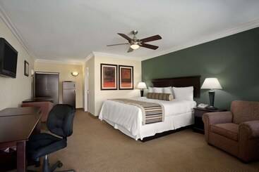 هتل Travelodge By Wyndham Santa Maria