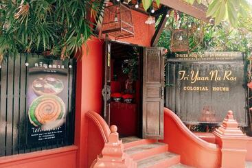 هتل Tri Yaan Na Ros Colonial House