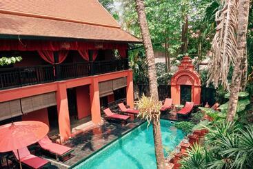 هتل Tri Yaan Na Ros Colonial House