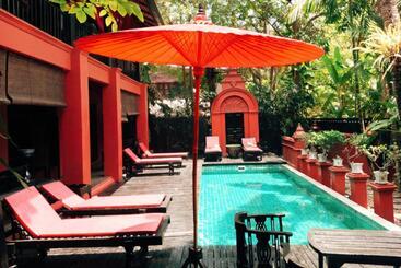 هتل Tri Yaan Na Ros Colonial House