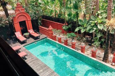 هتل Tri Yaan Na Ros Colonial House