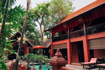 هتل Tri Yaan Na Ros Colonial House