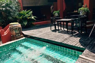 هتل Tri Yaan Na Ros Colonial House