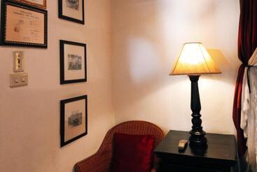 هتل Tri Yaan Na Ros Colonial House