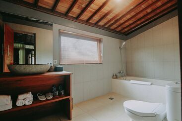 هتل Keramas Sacred River Retreat Resort And Villa