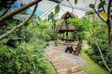هتل Keramas Sacred River Retreat Resort And Villa
