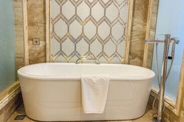 هتل Wyndham Grand Kunming East