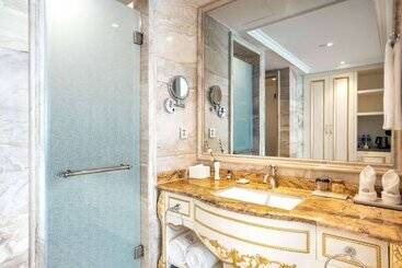 هتل Wyndham Grand Kunming East
