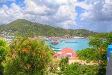 هتل Castle Villas At Bluebeard S