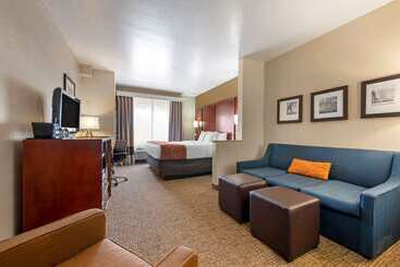 هتل Comfort Suites West Jacksonville