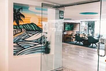 هتل Courtyard By Marriott Waikiki Beach