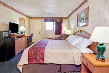 בית מלון כפרי Days Inn & Suites By Wyndham Monroe