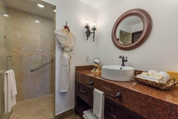 هتل Hacienda Encantada Resort & Residences