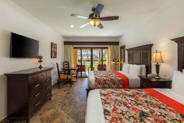 هتل Hacienda Encantada Resort & Residences