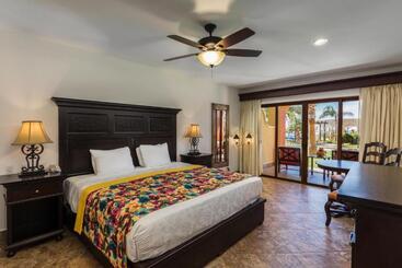 هتل Hacienda Encantada Resort & Residences